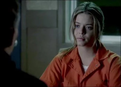 Pourquoi les parents de Spencer vont-ils voir Alison en prison et que lui révèlent-ils ?