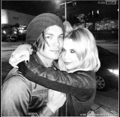 Très récemment qu'ont fait croire Ashley Benson et Tyler Blakburn sur l'Instagram de celle-ci ? Cette blague a mis les fans très en colère !