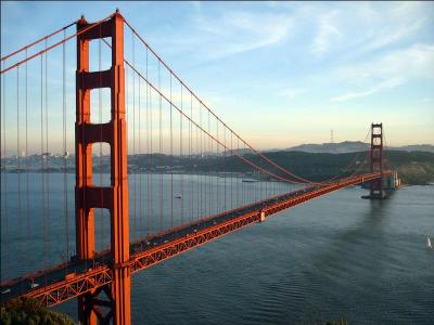 Ce pont à été construit en 1937 à San Francisco, c'est le pont le plus photographié au monde. Il s'appelle :
