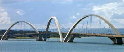Le pont Juscelino Kubitschek a été construit en 2002 sur le lac Paranoa au Brésil. Il est dans la ville de :