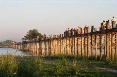 Le pont d'U Bein de 1200 mètres de long, construit en 1849, est le plus long pont en tek du monde. Il se trouve en :
