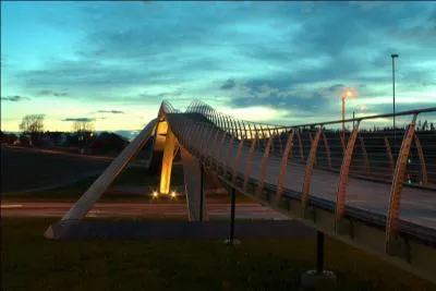 Le pont Léonard, en épicéa lamellé-collé, a été construit en 2001 suivant des plans de Léonard de Vinci de 1502. Il est situé en :