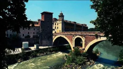 Ce pont sur le Tibre, restauré par le pape Innocent XI en 1679, a été construit en 62 av. J.-C. à Rome. Il se nomme :