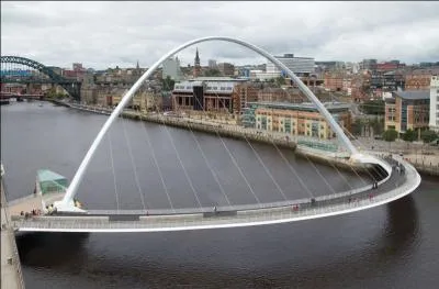 Le pont du Millénium est un pont mobile rotatif construit sur la Tyne en 2001. D'une longueur de 126 m, il laisse une hauteur libre de 25 m. Il est situé à :