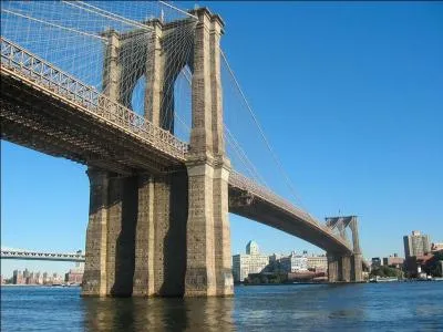 Ce pont sur l'East River, de 1825 mètres de long et de 84 mètres de hauteur, a été construit en 1883 à New York. C'est le pont du/de :