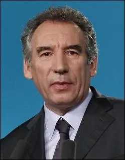 François Bayrou est devenu Ministre de l'Éducation nationale le 30 mars 1993, pendant combien de temps est-il resté à ce statut ?