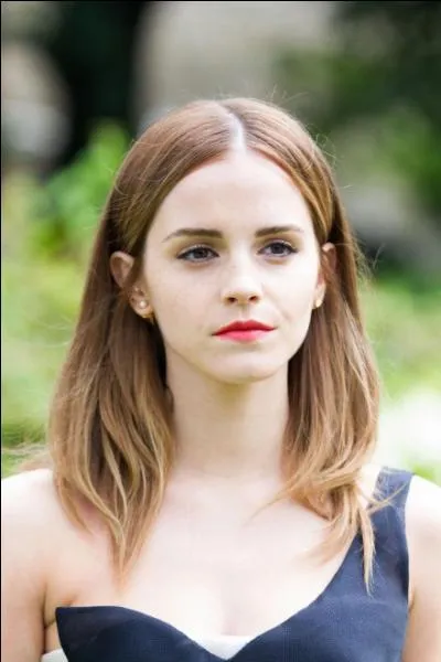 Elle a joué dans "Harry Poter" et elle s'appelle Emma ....