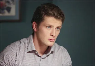 Ce personnage travaille en tant que détective, il est aussi l'ex-petit ami de Jane. Comment s'appelle ce jeune homme ?