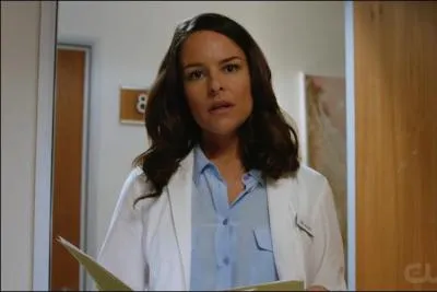 Ce médecin insémine accidentellement Jane de l'échantillon de sperme de Rafael, elle finira par faire un tour dans un hôpital psychiatrique. Comment se nomme-t-elle ?