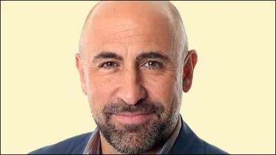 C'est un riche homme d'affaires, il est le père de Rafael et Luisa. Quel est cet homme ?