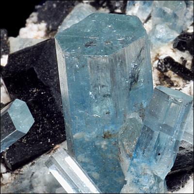 Quelle est cette pierre fine, bleue de la famille des béryls ?