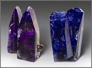 Quelle est cette pierre fine, variété de zoïsite, dont la couleur peut varier du bleu au violet, selon l'orientation du cristal ?