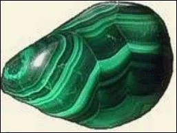 Quelle est cette pierre fine dont la couleur varie du vert pâle au vert foncé ?