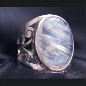 Quelle pierre fine, taillée en cabochon, connue pour ses reflets argentés et bleutés, du groupe des silicates, surmonte cette bague ?