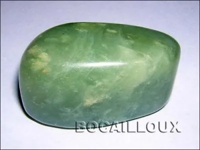 Quelle est cette pierre, très dure, qui peut revêtir parfois la couleur blanche et même noire, et avec laquelle les artistes chinois font de nombreux objets d'art ?