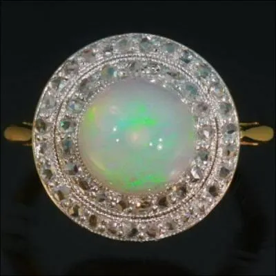 Quelle est la pierre centrale, ornant cette bague, composée de silice, pierre aux feux colorés qu'on nomme l'opalescence ?