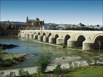 Ce pont romain de 247 mètres de long sur 16 arches a été construit 100 ans av. J.-C. sur le Guadalquivir en Espagne à :
