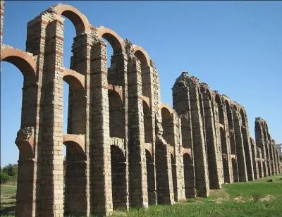 L'aqueduc des Miracles de 827 mètres de long (38 arches restantes) a été construit au 1er siècle av. J.-C. en Estrémadure. Il est inscrit au patrimoine mondial depuis 1985. Il se trouve à :