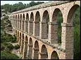 Cet aqueduc de 217 mètres, construit en l'an 117 en Catalogne, est inscrit au patrimoine mondial depuis 2000. Il se trouve à :