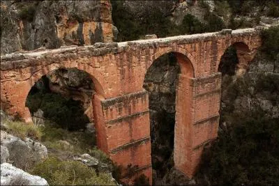 L'aqueduc de Peña Cortada de 36 mètres sur 3 arches a été construit au 1er siècle dans la province de Valence à :