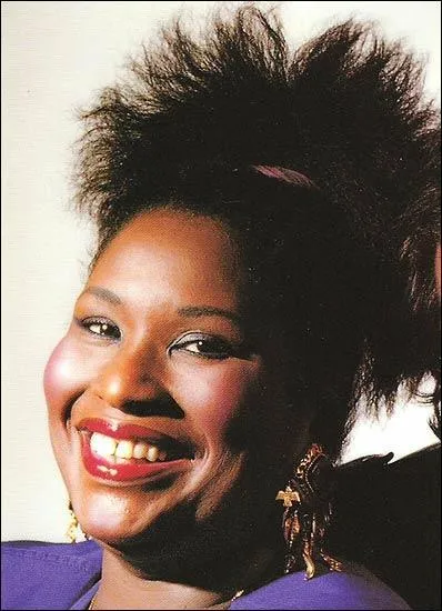 Une chanteuse d'abord choriste vint constituer le trio qui perdurera longtemps, qui est-elle ?