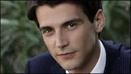 Père d'Élodie et fiancé de Thomas, il est assassiné par Romain d'un coup de tournevis dans le dos !