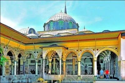 Où se situe le palais de Topkapi ?