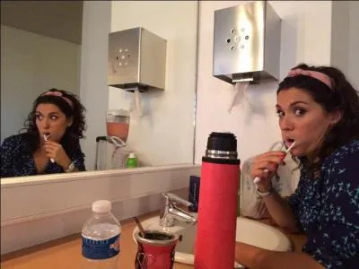 Que fait-elle quand ses parents lui manquent ?