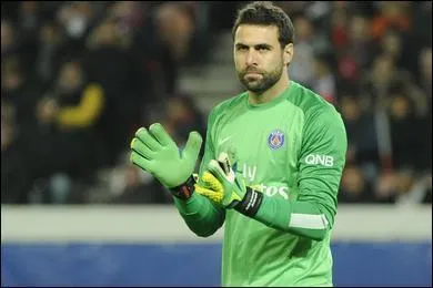 Quel numéro le portier du Paris Saint-Germain, Salvatore Sirigu, porte-t-il cette saison ?
