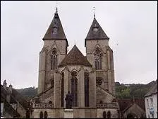 Voici l'église Saint-Pierre de Varzy. Commune Nivernaise, elle se situe en région ...
