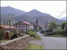 Nous arrivons à Ossès. Village Basque, il se situe en région ...