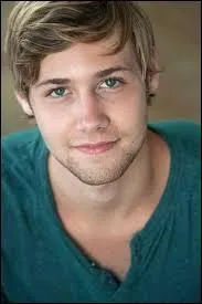 Cet homme se sent coupable de la mort de son frère Ben. Maintenant il est en prison après avoir tiré sur Max. Quel est son nom ?