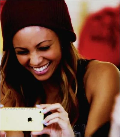 Cette jeune fille a des parents très riches, mais ils la négligent beaucoup trop souvent. Elle a été agressée par un homme portant un masque. Qui est-elle ?