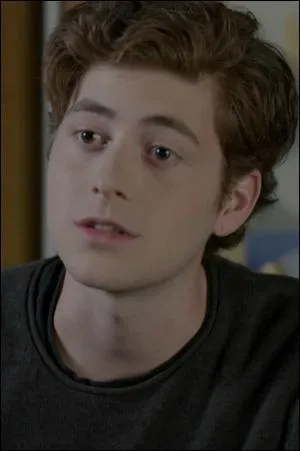 Ce garçon est l'un des nouveaux amis de Carter, il aime prendre des paris. Comment se nomme-t-il ?