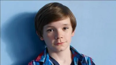 C'est le plus jeune de la famille, il se sent comme l'enfant de remplacement suite au kidnapping de sa sur. Comment se nomme-t-il ?