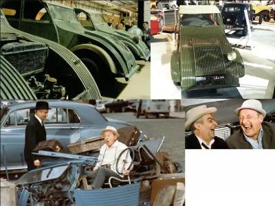 Sur cette place deux voitures ont un accrochage. Une des deux voitures est détruite. Il est sûr, vu l'état de cette voiture, que les vacances sont foutues ! Mais, non ! Un arrangement va être trouvé. Mais est-ce une bonne solution ?
Quelle est la voiture ?
Quel est le film ?