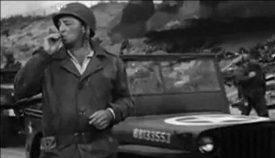 Vous pourrez voir ce militaire faire signe au véhicule qu vous allez trouver, y monter, prendre un nouveau cigare, dire à son chauffeur « Allons-y, fais-moi grimper là-haut, fiston » ! C'est la dernière réplique, ensuite, c'est le générique. C'est la fin d'un grand jour ! 
Quel est le véhicule ?
Quel est le film ?