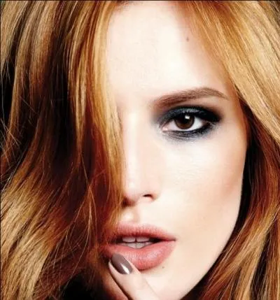 Combien de temps l'actrice a-t-elle gardé sa marque de commerce, sa frange ?