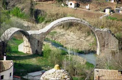 Le Pont du Diable, de deux arches (inachevé et hors service) sur le rio Cardener a été entrepris en 1424 en Catalogne à :
