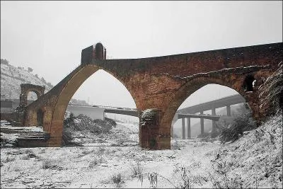 Le Pont du Diable de deux arches sur 37 mètres de long a été construit en 1289 en Catalogne sur le Llobregat à :