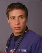 Kerry le renvoiera quand elle le découvre en train d'avoir des relations sexuelles dans une ambulance !