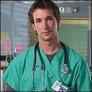 Poignardé en même temps que Lucy, ce médecin est arrivé dès le début de la série !