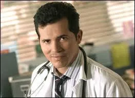 Il soignera un bébé chimpanzé aux urgences !