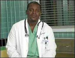 Elle voudrait se marier avec Pratt, et travaille en radiologie.