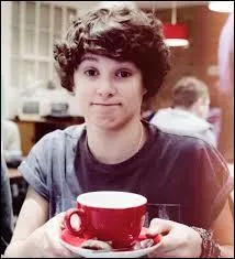 Comment s'appelle cette personne qui fait partie du groupe ?