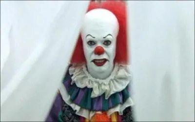 Au tout début de la première partie du film (la scène des draps blancs), qui est la première victime du clown maléfique ?