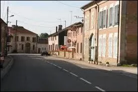 Nous traversons la commune Lorraine de Nettancourt. Nous sommes dans le département ...