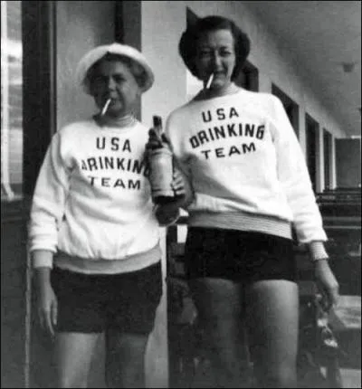 Pour ceux qui savent lire l'anglais, la réponse est facile. Ces deux personnes portent le nom de leur club sur leur sweat shirt. C'est le club étonnant...  ?