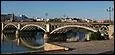 Le pont Isabelle II fait 149 m de long en arc fonte, il a été construit en 1852 sur le Guadalquivir en Andalousie à :