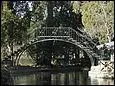 Le pont du parc d'El Capricho est une passerelle construite en 1830 à :